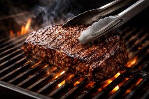 переворачивание мяса щипцами на гриле без проколов